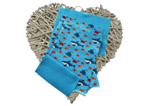 DIY Nähkit Stoff Zuschnitte plus Anleitung zum Nähen einer kurzen Babypumphose Design Pirato Fish blau